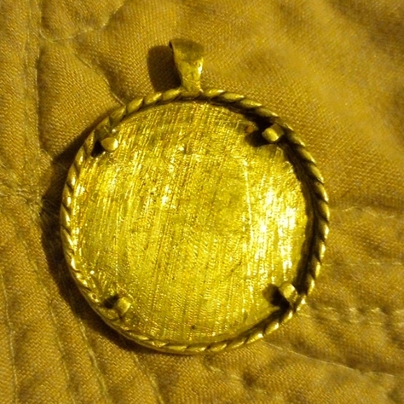 Pendent - Picture 1 of 1